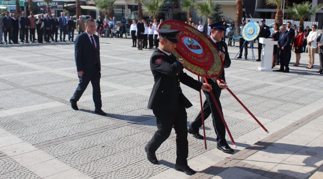 Cumhuriyet Bayramı kutlamaları Turgutlu’da çelenk koyma töreni ile başladı