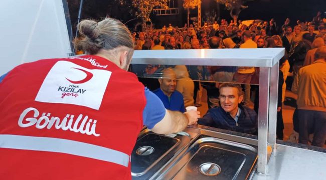 Manisa’da umrecilere, Türk Kızılay'dan şerbet ikramı