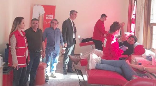 Sağlık personellerinden Turgutlu’da kan bağışı