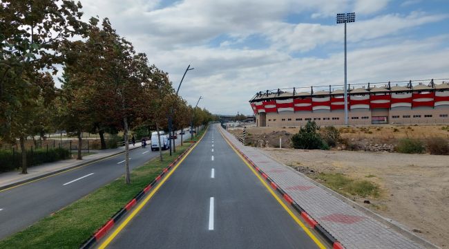 Trafikte güven için yol boyama çalışmaları sürüyor