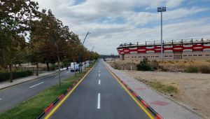 Trafikte güven için yol boyama çalışmaları sürüyor
