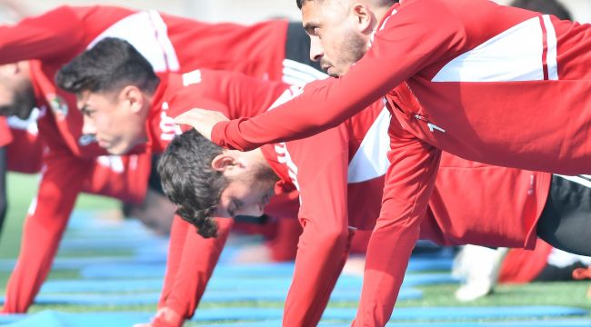 Turgutluspor sentetik sahada hazırlanıyor