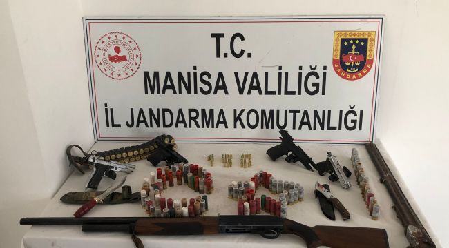 Turgutlu’da bir evde yapılan aramada çok sayıda silah ele geçirildi