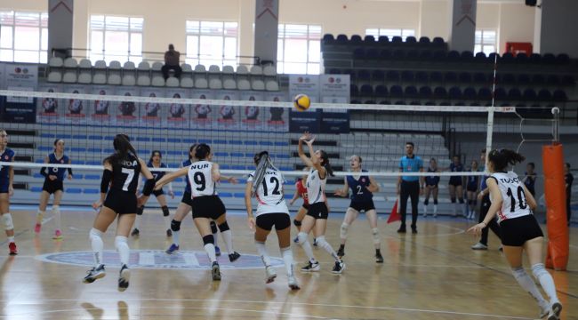 Kadın Voleybol Takımı Uşak deplasmanında