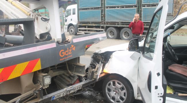 Kırmızı ışıkta duran araca arkadan çarptı: 2 yaralı