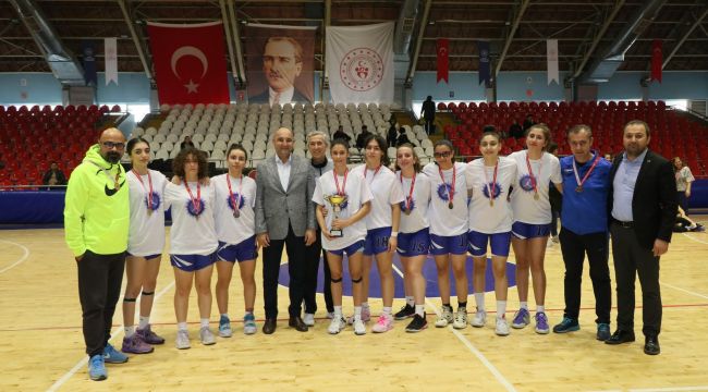 Kızlarda potanın Şampiyonu Turgutlu Anadolu Lisesi 