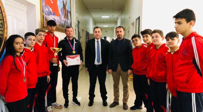 Şampiyon öğrencilerden Kaymakam’a ziyaret