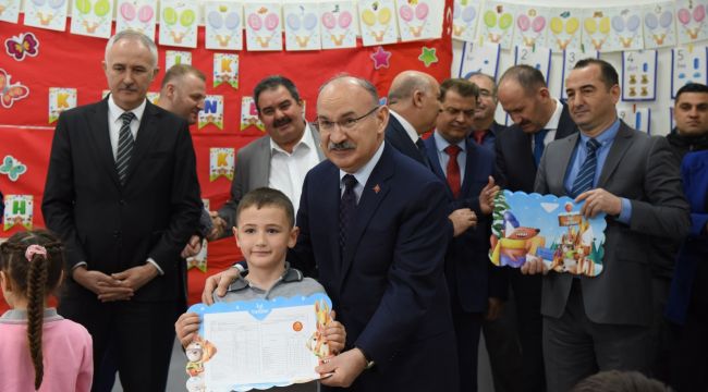 Vali Karadeniz, öğrencilerin karne heyecanına ortak oldu