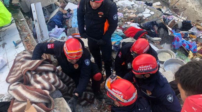 Acısını yüreğine gömüp görevinin başına döndü