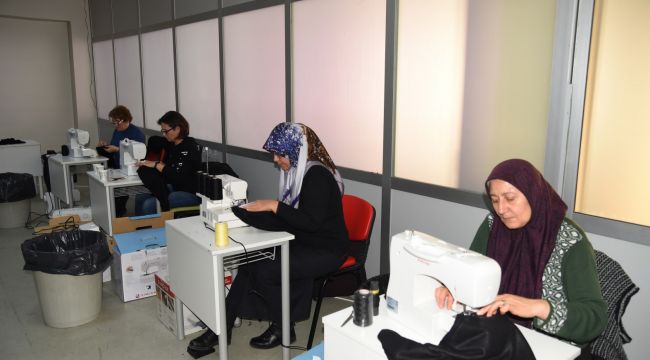 Kursiyerler depremzedeler için üretiyor
