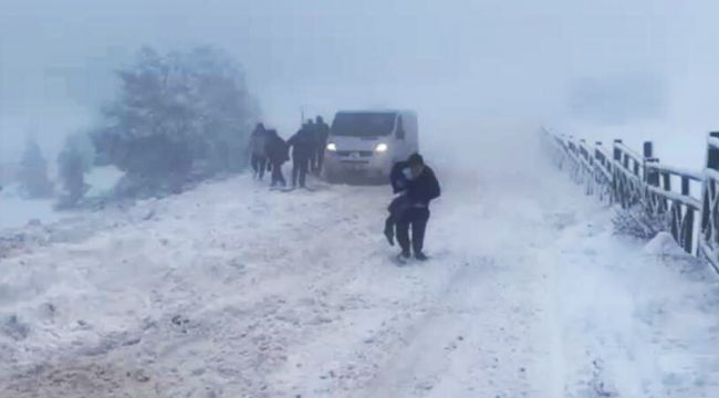 Spil’de mahsur kalan aile 3,5 saatlik çalışma ile kurtarıldı