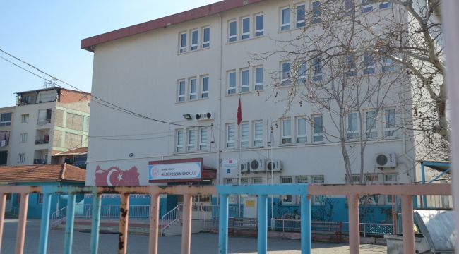 Turgutlu’da üç okulun boşaltılmasına başlandı