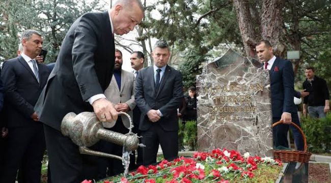 Cumhurbaşkanı Erdoğan, Alparslan Türkeş‘in kabrini ziyaret etti
