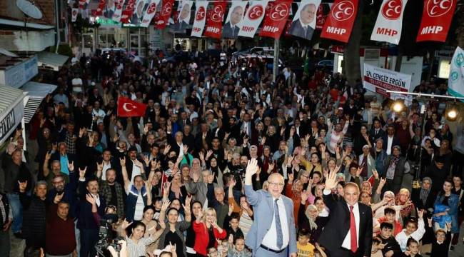 Gittiği her yerde büyük bir coşkuyla karşılanıyor: MHP adayı Ali Uçak'a sevgi seli