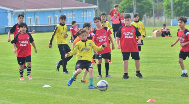 YUNUSEMRE'DE MİNİK FUTBOLCULAR 19 MAYIS İÇİN TER DÖKTÜ