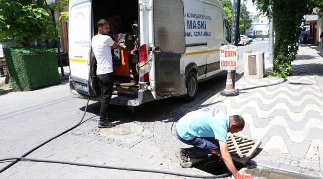 Akhisar’da Yağmursuyu Izgaraları Temizleniyor