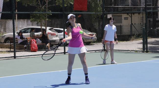 Gençlik ve Spor Bakanlığı tarafından düzenlenen Okul Sporları Yıldızlar Tenis Türkiye Şampiyonası Manisa’nın Demirci ilçesinde başladı.