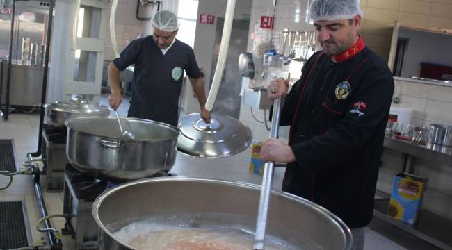 Turgutlu Belediyesi “Sizden Gelen Bağışlarla Aş Olalım Sofralara” Kampanyasıyla Geleneği Sürdürüyor