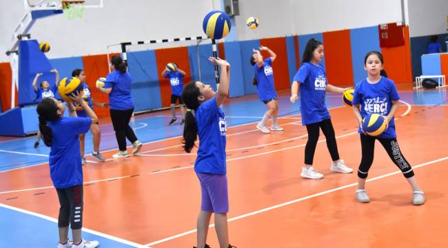 YUNUSEMRE'DE YAZ SPOR OKULU VOLEYBOL KURSLARI BAŞLADI