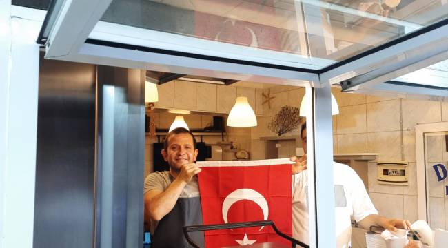 Büyükşehir Zabıtadan Vatandaşlara Türk Bayrağı