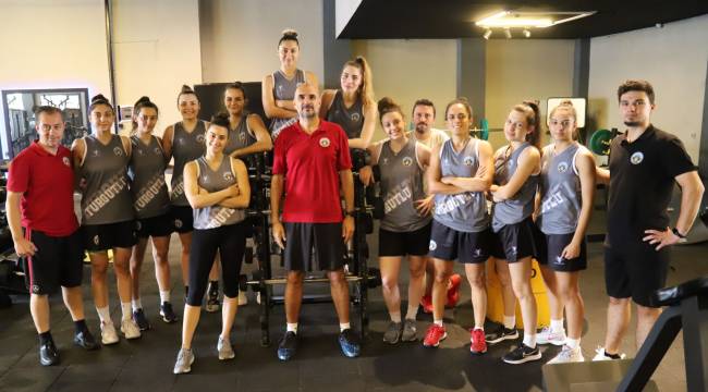 Trippters.com Turgutlu Belediyesi Kadın Basketbol Takımı Parkeye İndi