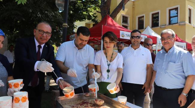 Turgutlu Belediyesinin Geleneksel Aşure Hayrı Bu Yıl Çocukların Ellerinden