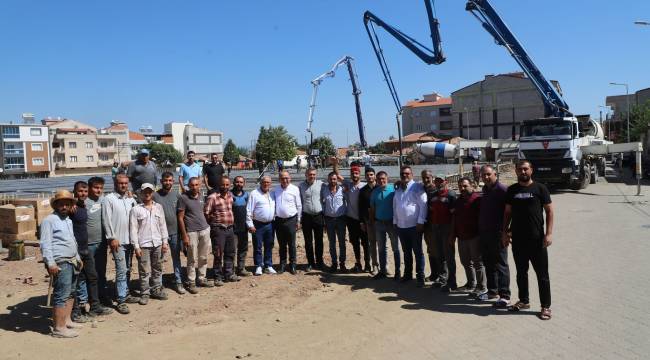 Başkan Çetin Akın’dan Beton Atma Çalışmasının Yapıldığı Cuma Pazarı’nda İnceleme