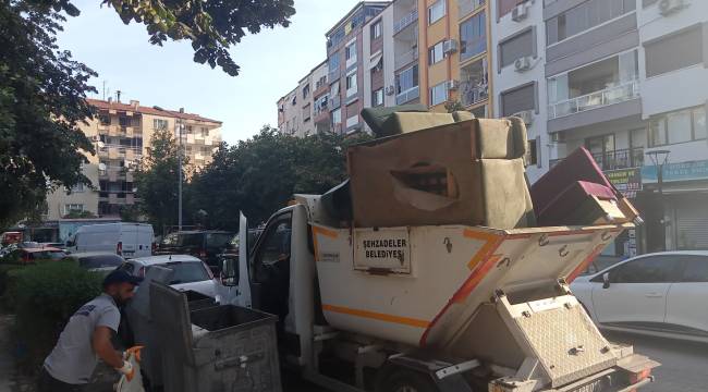 ŞEHZADELERDE KONTEYNER KENARINA TERK EDİLEN ATIKLAR TOPLANIYOR