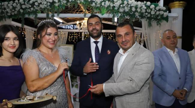 Turgutlu Belediye başkanı Çetin Akın'ın kızı nişanlandı