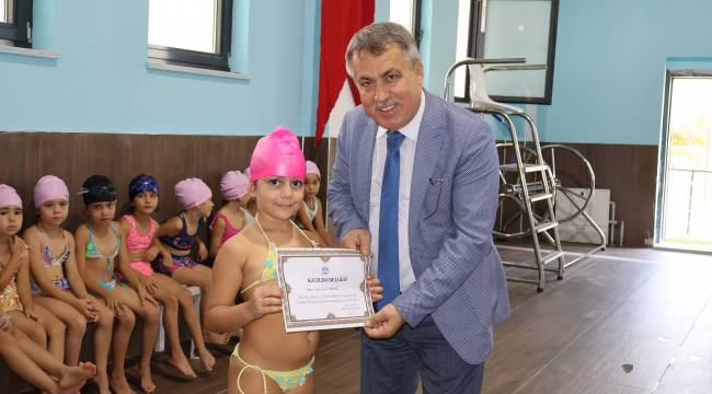 Yüzme Kursunu Tamamlayıp Sertifikalarını Aldılar