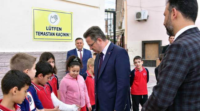 Manisa Valisi Ünlü Miniklerin Ders Heyecanın Paylaştı