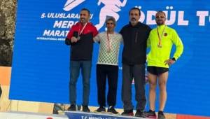 AHMET BAYRAM, MERSİN MARATONU’NDA MADALYA KAZANDI