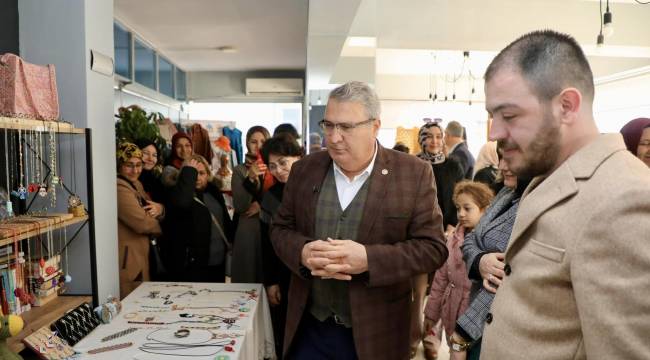 DEKORATİF EL SANATLARI SERGİSİ’NDE HÜNERLERİNİ SERGİLEDİLER