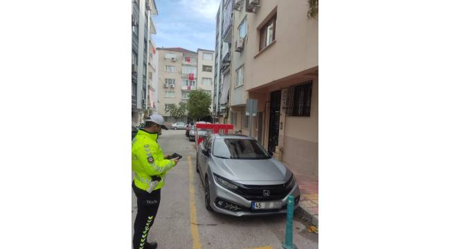 MANİSA’DA HATALI PARK YAPANLARA CEZA YAĞDI