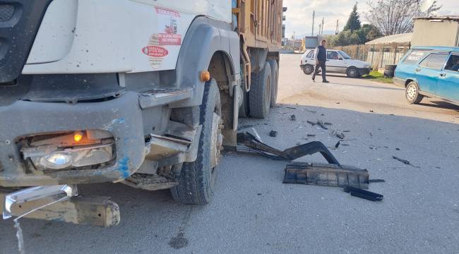 OTOMOBİL İLE KAMYONET ÇARPIŞTI: 2 YARALI
