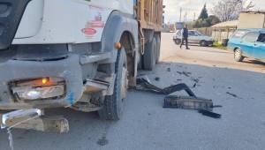 OTOMOBİL İLE KAMYONET ÇARPIŞTI: 2 YARALI