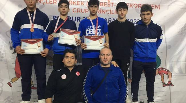 YUNUSEMRELİ GÜREŞÇİLER BURDUR'DAN ÜÇ MADALYA İLE DÖNDÜ
