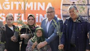 YUNUSEMRE BELEDİYESİ ÜRETİCİSİNE 25 BİN FİDAN DAĞITTI