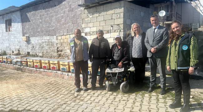Engelli Arıcıya Büyükşehir’den Kovan Desteği
