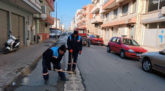 Salihli’de İki Mahallenin Yağmursuyu Izgaraları Temizlendi