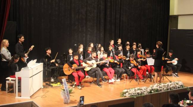 TURGUTLU BİLİM VE SANAT MERKEZİ SUZ-İ DİL ÇOCUK KOROSU İLK KONSERİNİ VERDİ