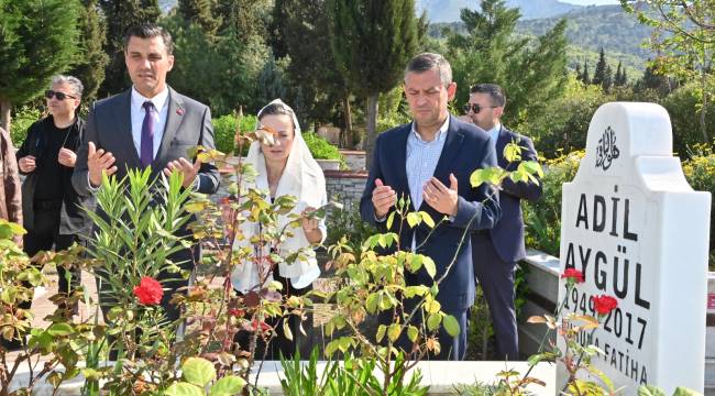 CHP Genel Başkanı Özel, Başkan Zeyrek İle Manisa’da Kabir Ziyaretleri Yaptı