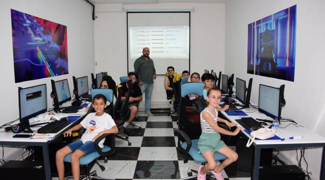 Şehzadeler Belediyesi Fatih Gençlik Merkezi'nde Bilgisayar Kursu Başladı