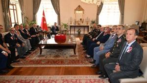 VALİ ENVER ÜNLÜ GAZİLERİ MAKAMINDA KONUK ETTİ