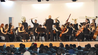 İzmir Devlet Senfoni Orkestrası’ndan Turgutlu Lisesi’nde Öğrencilere Konser