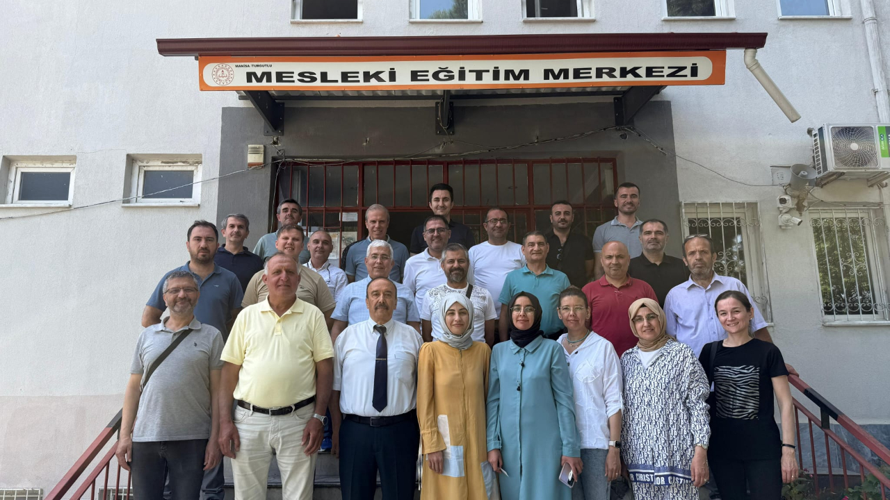 44 yıllık öğretmen düzenlenen törenlerle meslek hayatına veda etti