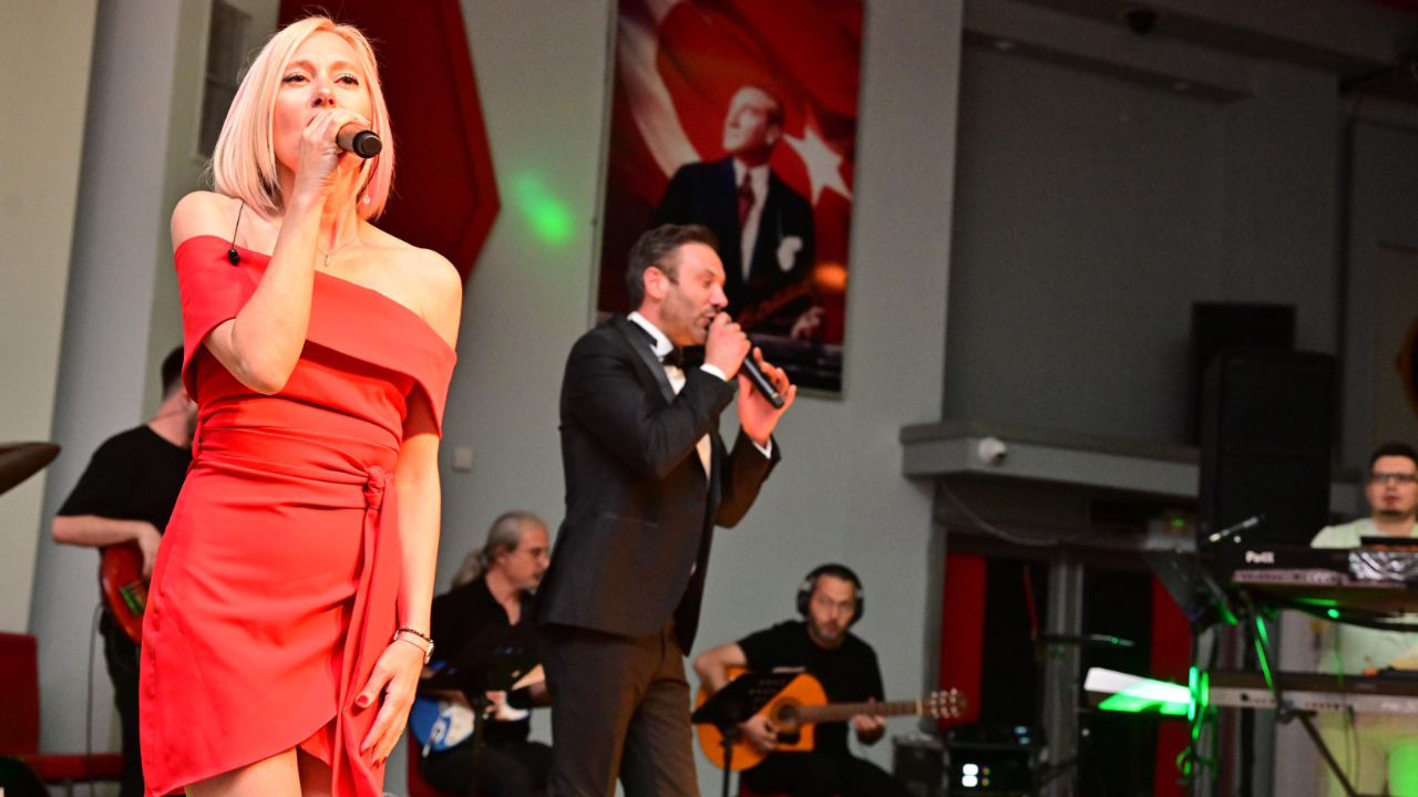 Büyükşehir Belediyesi Pop Orkestrası İlk Konserini Verdi