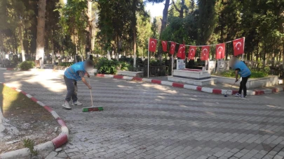 Yükümlülerden Bayram Öncesi Şehitlik Temizliği