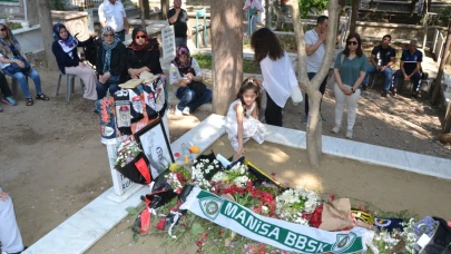 Manisa Büyükşehir Belediye Başkanı Ferdi Zeyrek'in Kabri Ziyaretçi Akınına Uğruyor