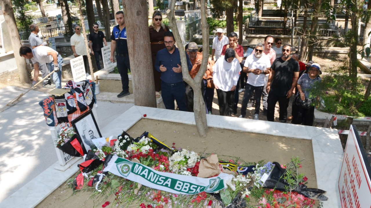 Başkan Ferdi Zeyrek Mezarı Başında Anıldı: Manisa Basınından Ziyaret